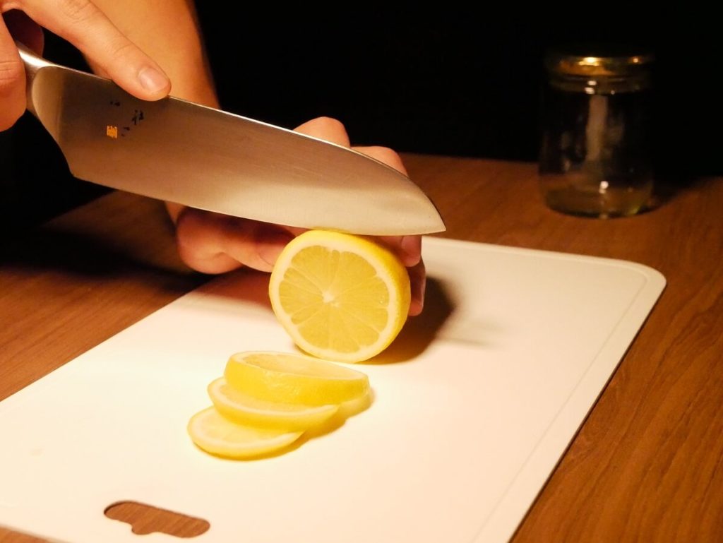 レモンを切っているところ。